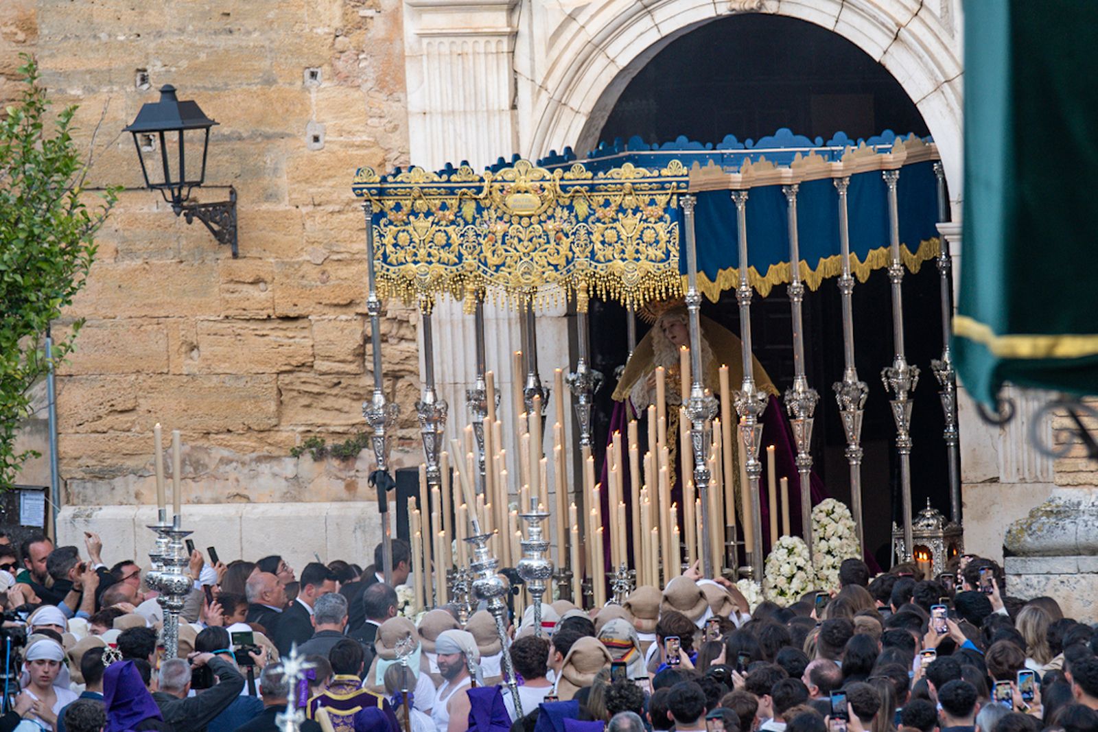 Nuestra Madre María de Nazaret bajo palio